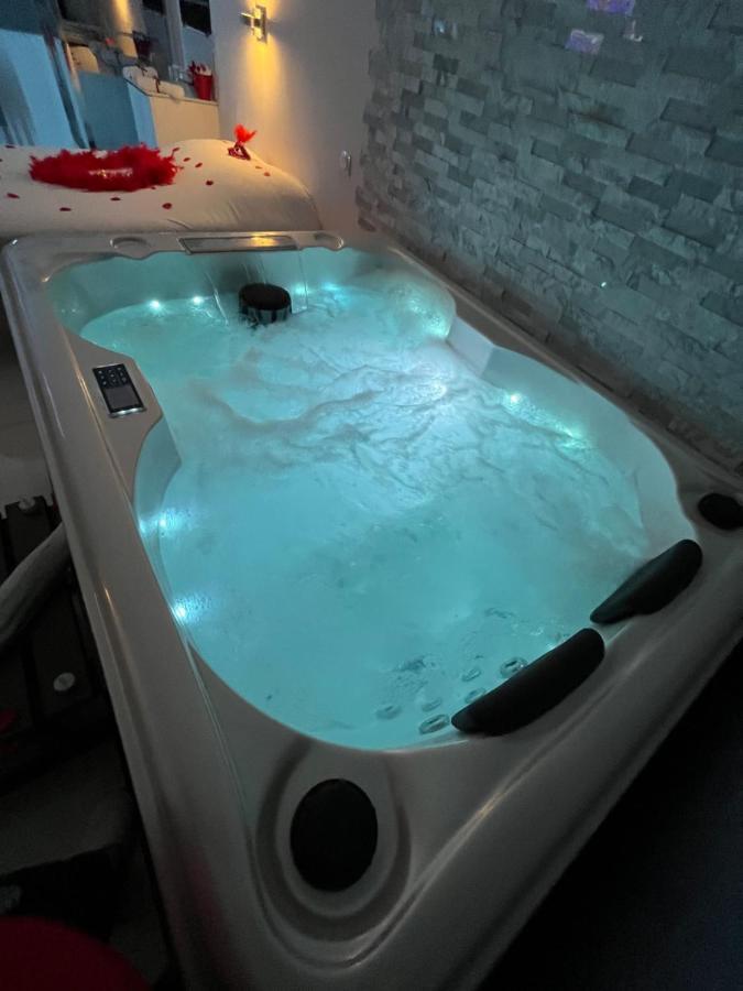 Love Room Avec Spa Privatif Le Rove Eksteriør bilde